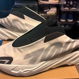 Yeezy 700 MNVN “Analog” Reflective Size 9.5